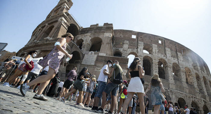 Cnn, ‘scalano’ Colosseo per bersi una birra, multa da 800 euro