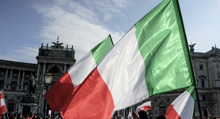 Covid: bandiere italiane al corteo anti-lockdown a Vienna