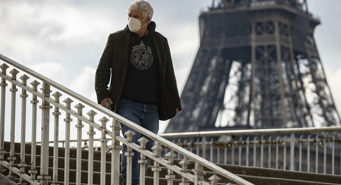 Covid: Francia, torna obbligo mascherina in luoghi pubblici