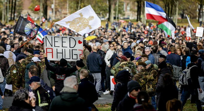 Covid: Olanda, migliaia manifestano contro misure governo