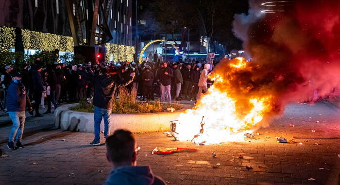 Covid: proteste a Rotterdam, la polizia spara, due feriti