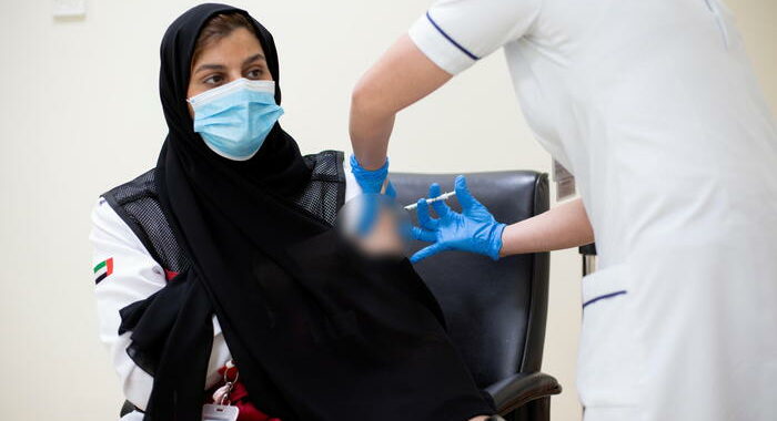 Emirati,100% abitanti con una dose vaccino e 90% con due
