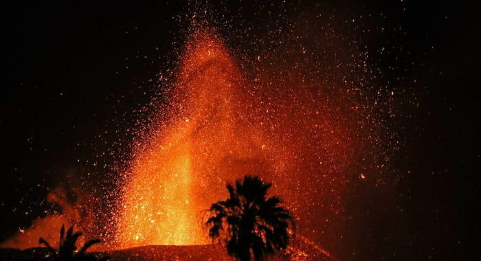 Eruzione Canarie: la lava cade su una spiaggia