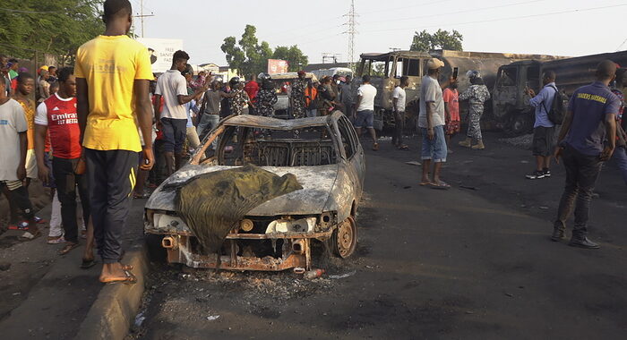 Esplode un’autocisterna in Sierra Leone, almeno 99 morti