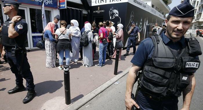 Francia, tenta di ferire poliziotto ‘in nome del profeta’