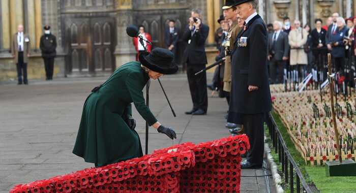 Gb: il Regno ricorda i caduti, Camilla rappresenta casa Windsor