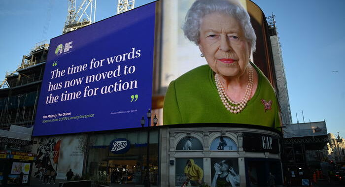 Gb: oggi la regina torna in pubblico per commemorare i caduti