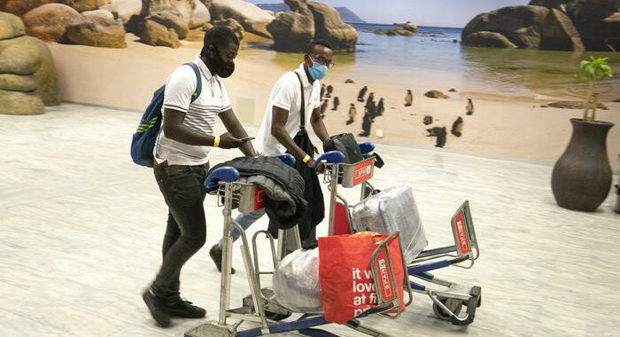 Gb vieta viaggi da 6 paesi Africa per nuova variante Covid