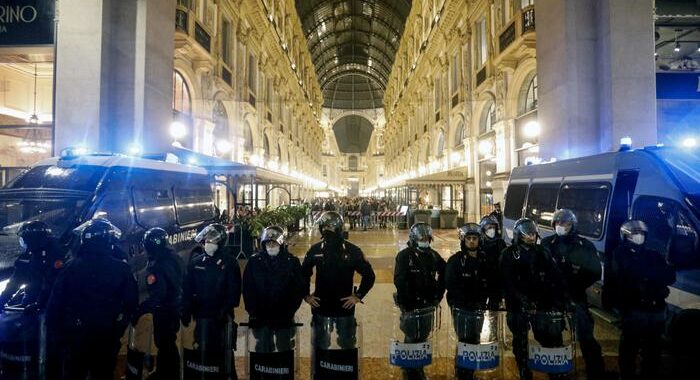 Green pass: due arresti a Milano, una trentina identificati