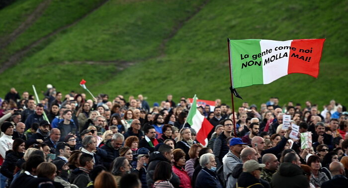 Green pass: in tremila a sit-in Roma, senza mascherine