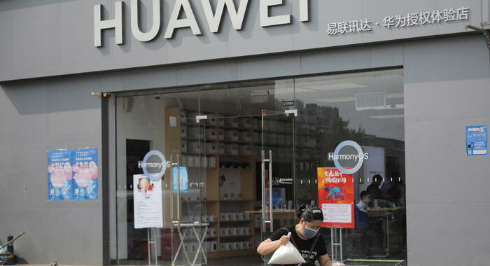 Huawei, possibile vendita divisione server per sanzioni Usa