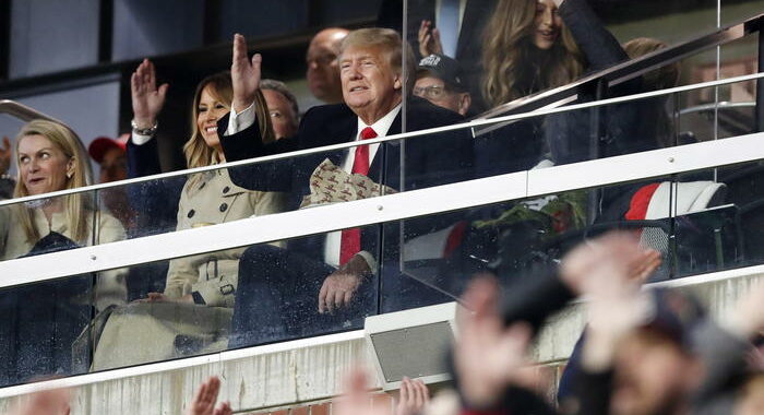 I Trump allo stadio fanno il tomahawk, gesto ritenuto razzista