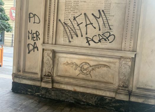 Imbrattato Palazzo civico Torino; Lo Russo, offesa comunità