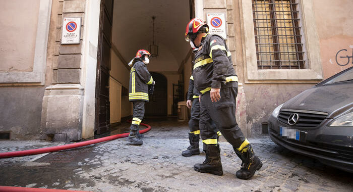 Incendio in uno stabile in Brianza, un morto e 9 intossicati