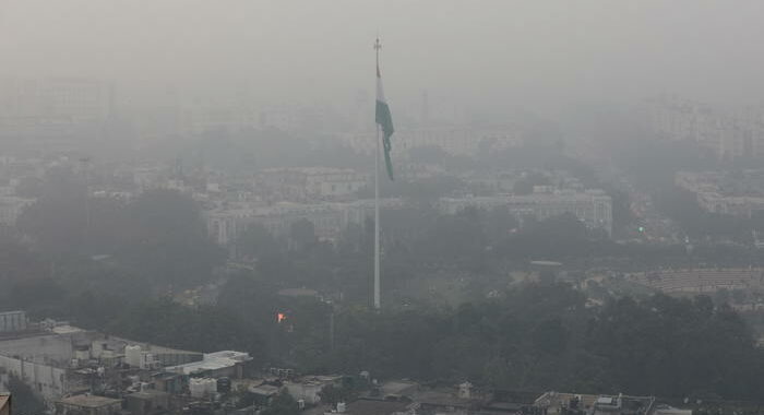India: New Delhi in semi lockdown per l’inquinamento