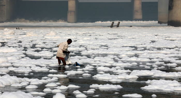 India: schiuma tossica in un fiume sacro vicino a New Delhi