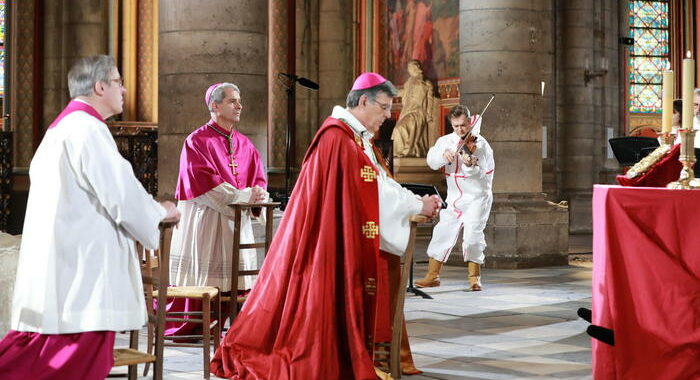 L’arcivescovo Parigi rassegna le dimissioni al Papa