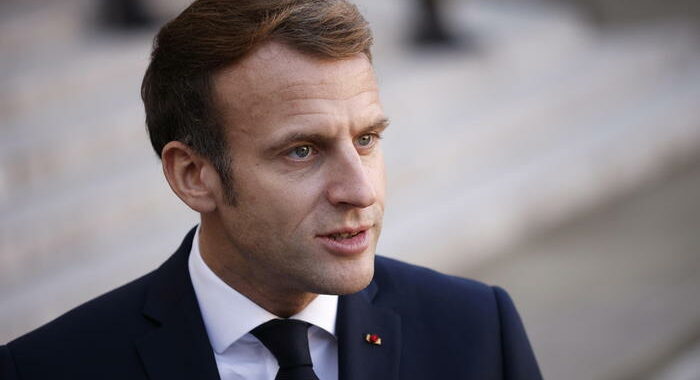 Macron, rinnovo green pass per over 65 solo con terza dose