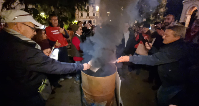 Manifestanti bruciano i Green pass a Perugia