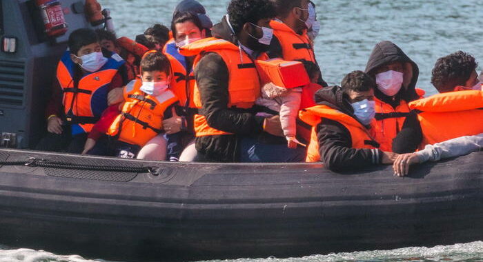 Migranti: almeno 5 morti in naufragio nella Manica
