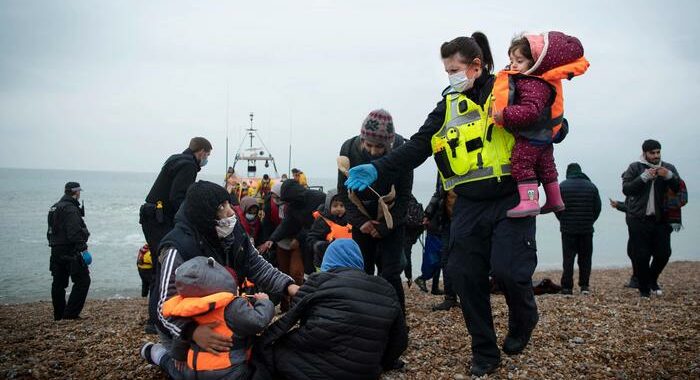 Migranti: due barconi arrivati a Dover con 40 persone