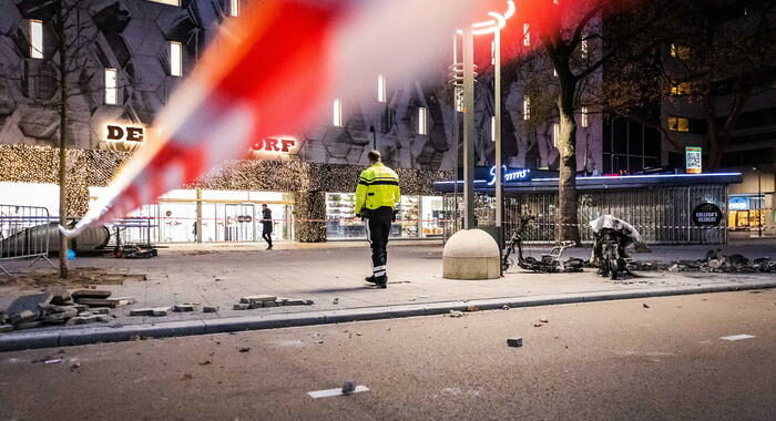 Nuova notte rivolta anti-lockdown in Olanda, scontri all’Aja
