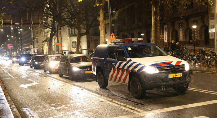 Olanda: 40 arresti dopo notte di rivolte anti-lockdown