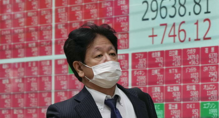 Omicron affonda le Borse. Asia ko con future su Europa e Usa