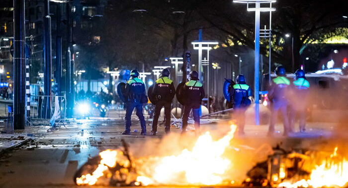 Polizia, 51 arresti per gli scontri al corteo di Rotterdam