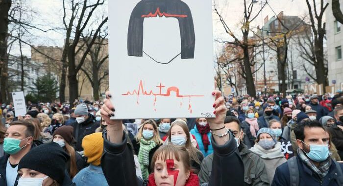 Polonia, migliaia in piazza contro il divieto d’aborto