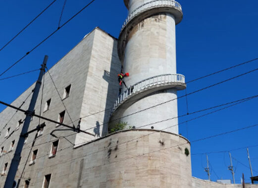 Sale su torre per vedere panorama e cade, muore 21enne