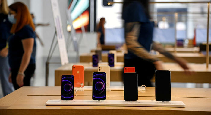 Smartphone, crollano vendite trimestrali per carenza di chip