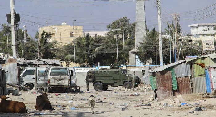 Somalia: autobomba vicino a scuola a Mogadiscio, 5 morti