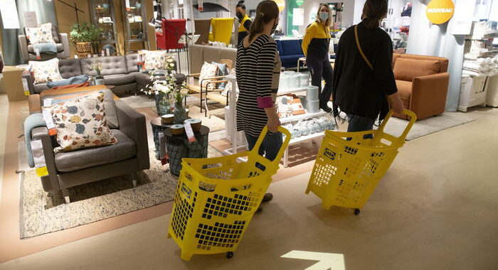 Sostanza irritante nell’aria, evacuati 1000 clienti da Ikea