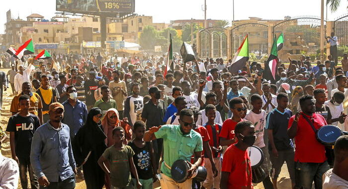 Sudan: proseguono le proteste nonostante accordo sul premier
