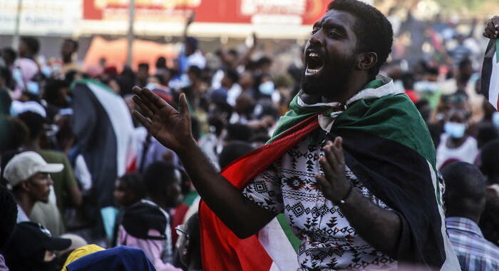 Sudan: secondo corteo antigolpe a Khartoum disperso con la forza