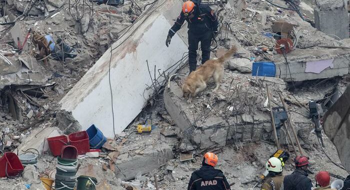 Turchia: almeno 20 sotto le macerie per crollo di una casa