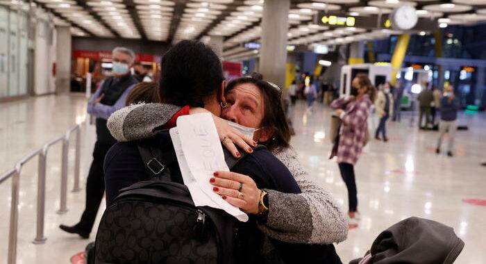 Usa riaprono i confini, scene di gioia negli aeroporti