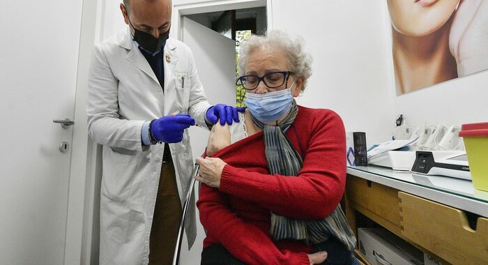 Vaccini: ancora record terze dosi, ieri 219mila