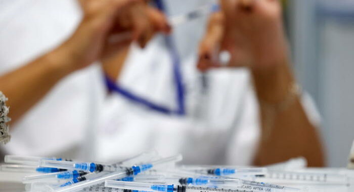 Vaccini: nella regione di Madrid scadute oltre 100.000 dosi