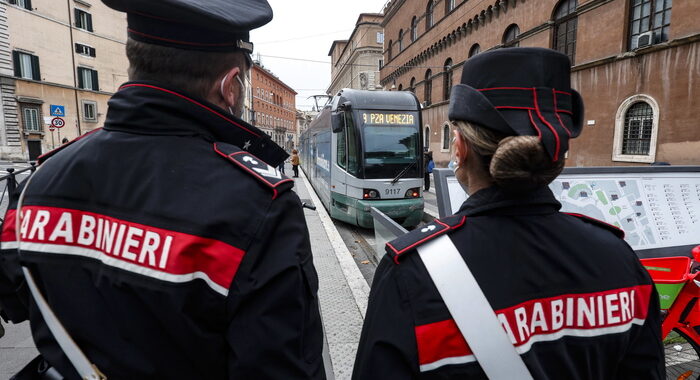‘Atti sessuali con minori’, arrestata insegnante