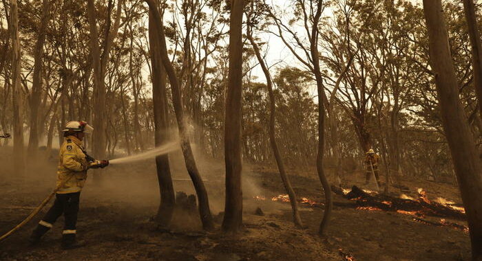 Australia alle prese con incendi ad ovest, inondazioni ad est