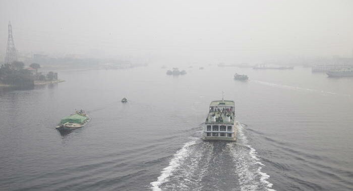 Bangladesh, incendio su un traghetto: almeno 32 morti