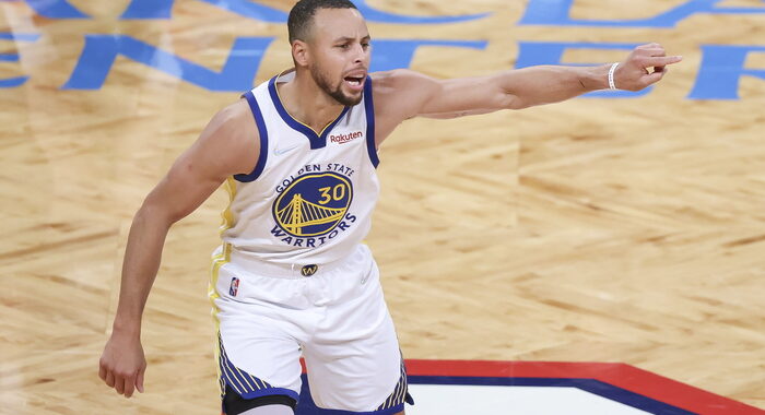 Basket: Nba, Stephen Curry batte record canestri da 3 punti