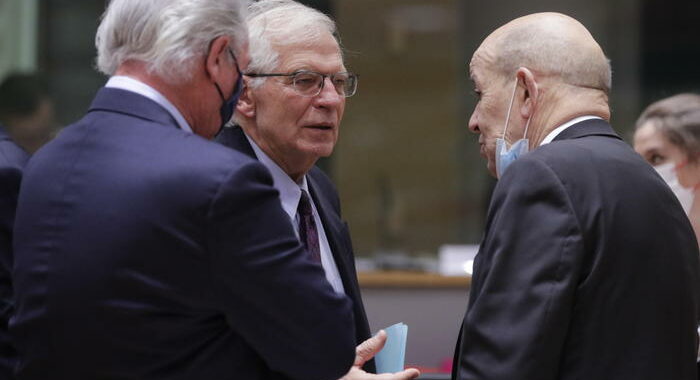 Borrell, Mosca pagherà caro prezzo se attacca Ucraina