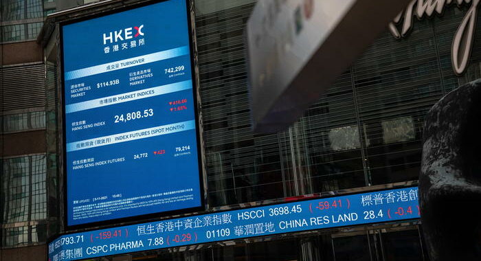 Borsa: Hong Kong negativa, apre a -0,49%