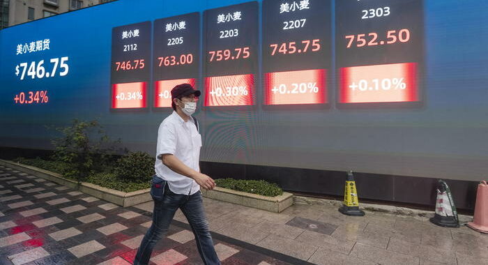 Borsa: Shanghai apre a -0,34%, Shenzhen a -0,31%