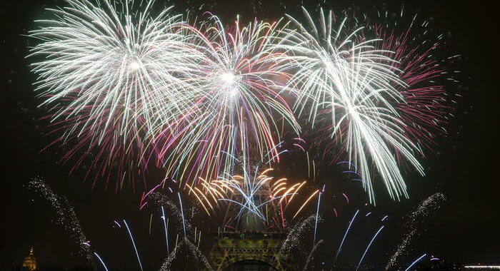 Cancellati fuochi artificio e concerti Capodanno a Parigi