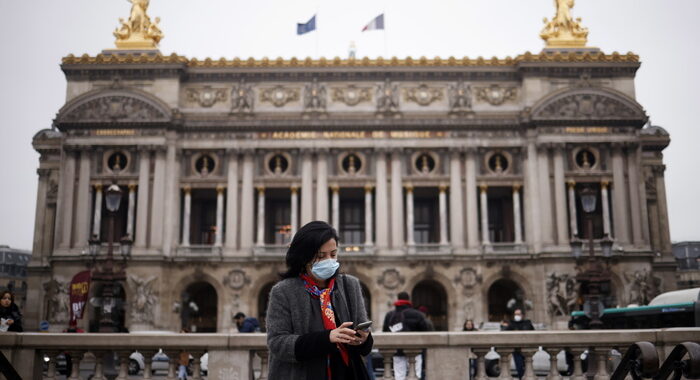 Covid: a Parigi di nuovo mascherine obbligatorie all’aperto