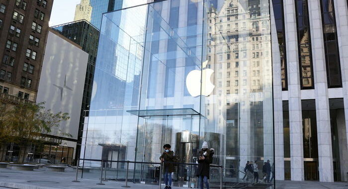 Covid: Apple chiude al pubblico i suoi negozi a New York